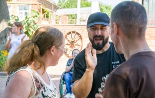 У Луцьку люди з інвалідністю взяли участь у театральній виставі